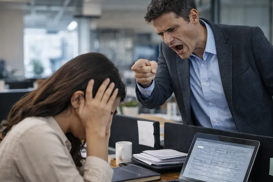 Acoso laboral en México: qué es, cómo identificarlo y qué hacer (guía legal 2026)